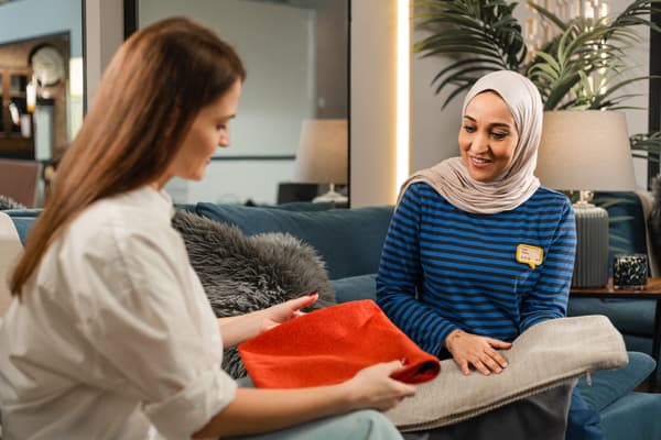 1) احجز الخدمة وقابل مصممنا   