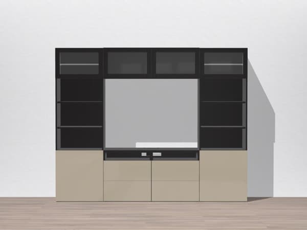 1 Besta Regal bildet ein viereck in der Mitte und hat beige Fronten auf der unteren hälfte. DIe obere hälfte ist schwarz und hat Glas Fronten.