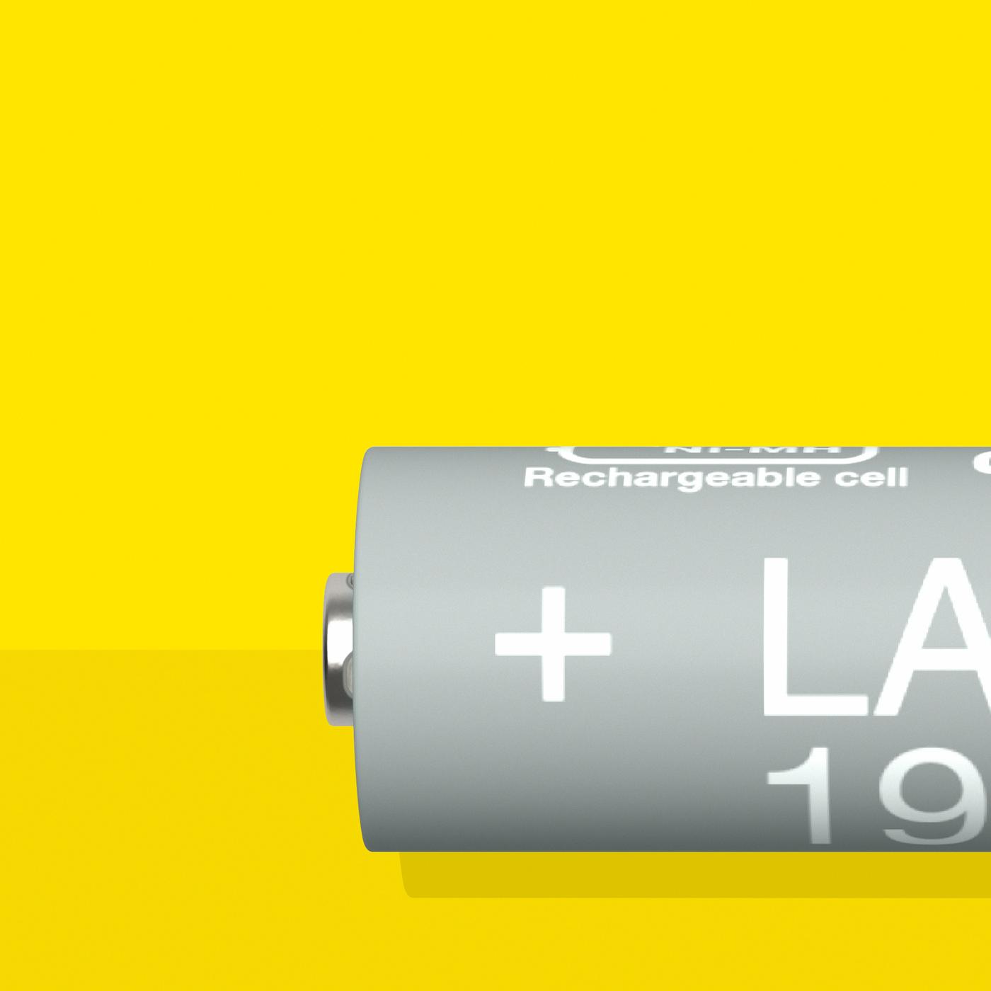 1900mAh 배터리 용량의 HR06 AA LADDA 라다 충전지가 노란 표면에 놓인 모습.