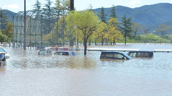 台風19号の襲来で被害を受けた「丸森町保健センター」の周辺。