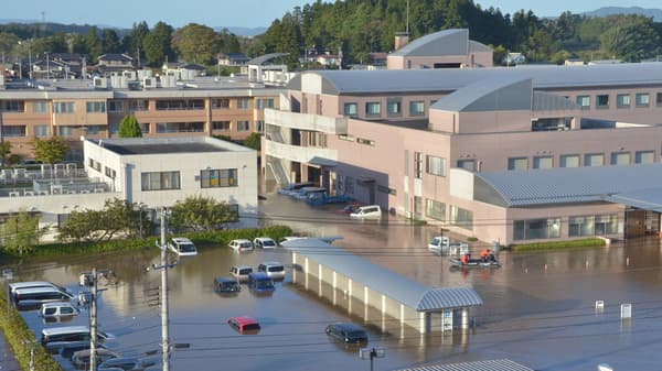 台風19号の襲来で被害を受けた「丸森町保健センター」の周辺。
