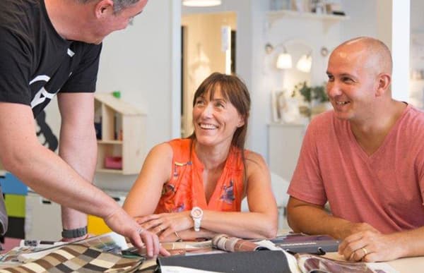 3 people discussing a plan