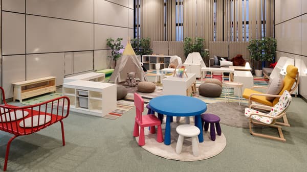 3階の展示室前にある広いオープンスペースは、カラフルな子ども用家具や大人がゆっくりくつろげるチェアなどでコーディネートされました