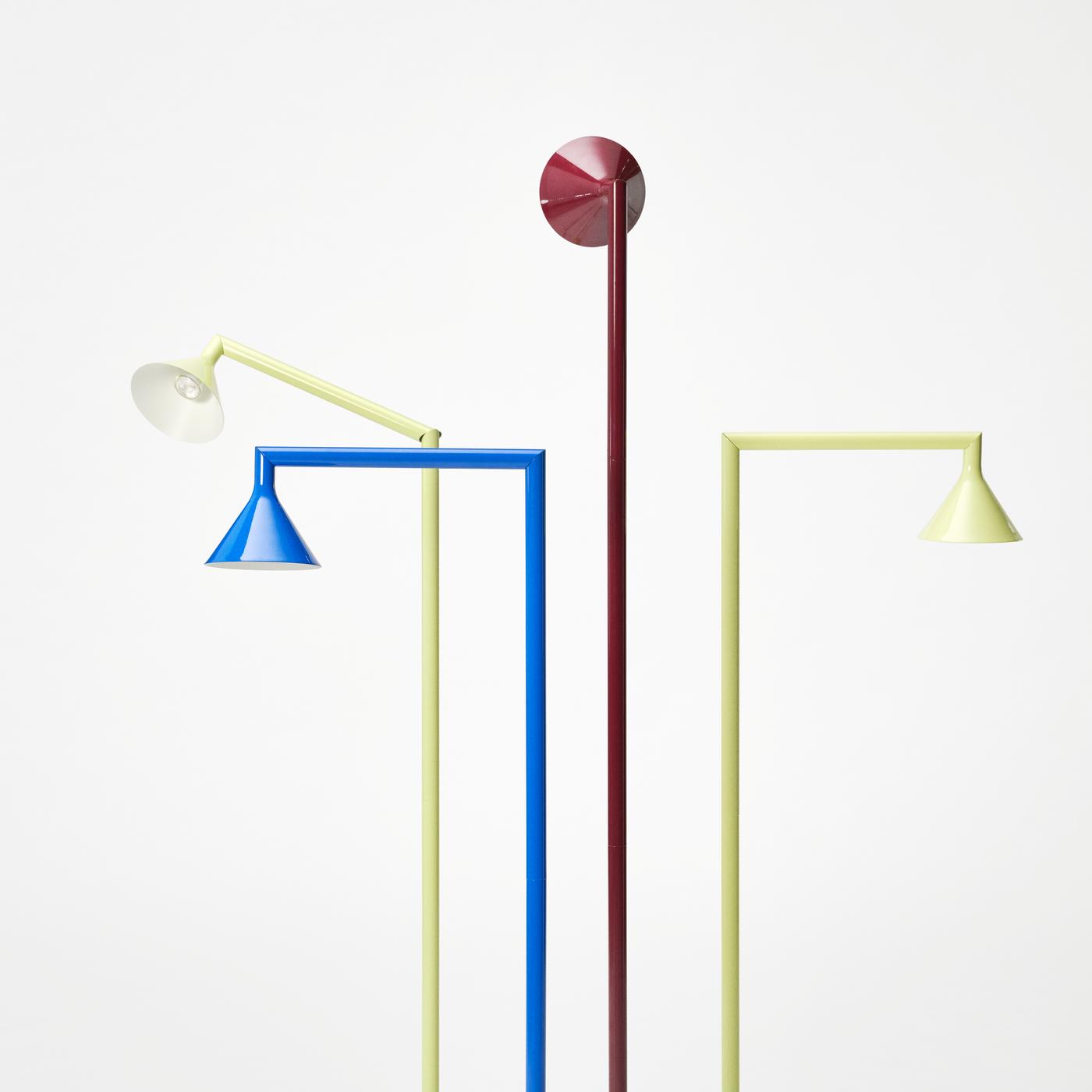 4 lámparas de la colección IKEA PS mostrando su funcionalidad de doblarse.