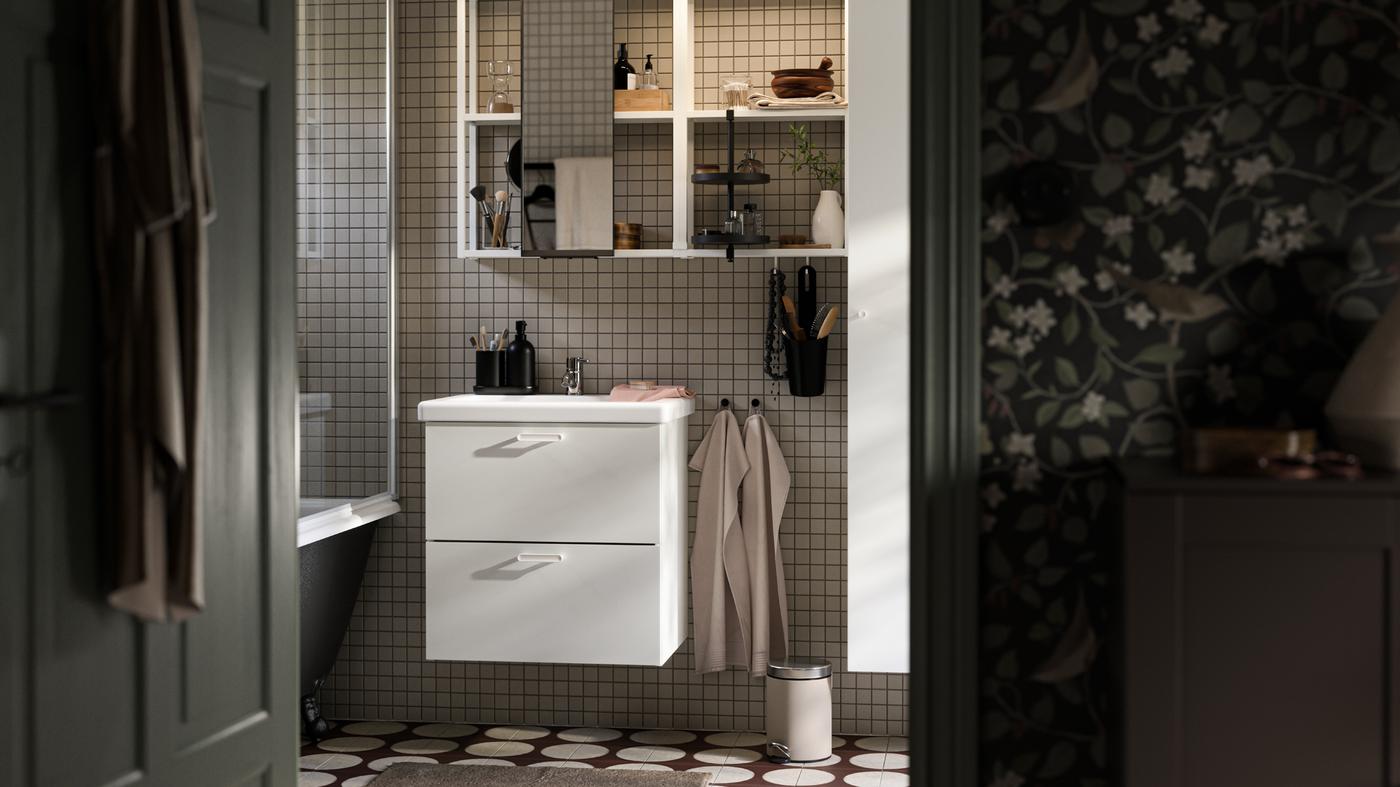 A bathroom with ENHET drawer fronts in white, ENHET frames for wall shelves in white and a TVÄLLEN wash basin single.