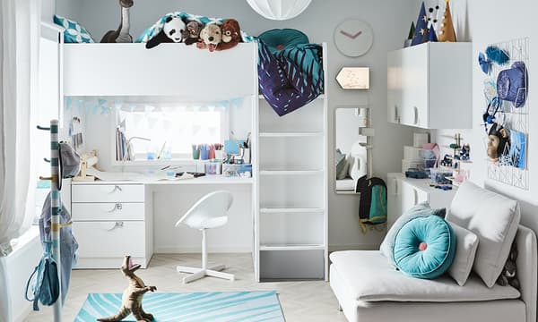 A bedroom with white SMASTAD storage system - with a bunk bed. 