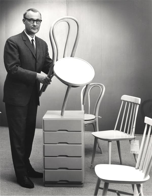 A black and white portrait of Ingvar Kamprad in 1943, holding a chair.