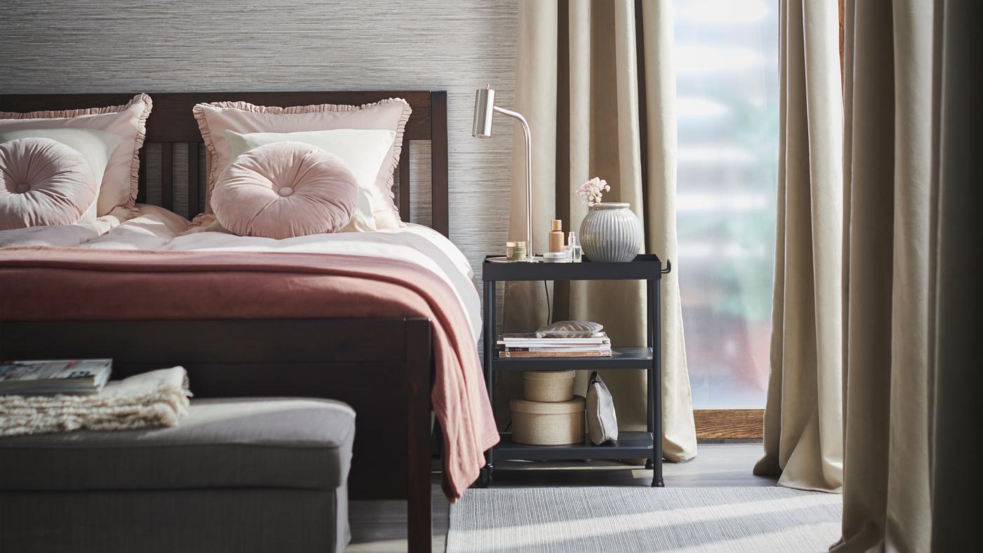 A bright and tidy bedroom styled for spring with BRITNA block-out curtains, IDANÄS bed with KRANSKRAGE quilt cover sets.