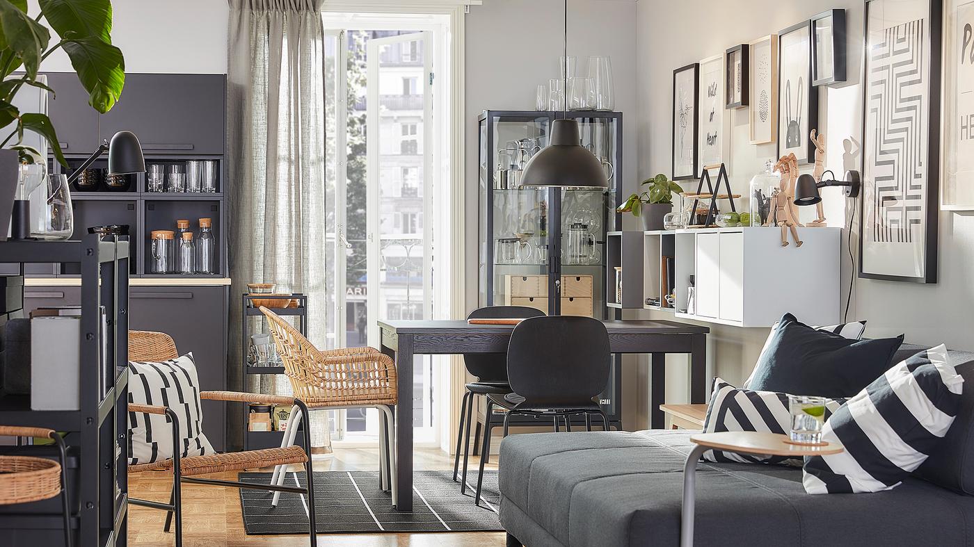 A combined dining and living room that’s style-coordinated with rattan furniture and colours in brown, grey and anthracite.