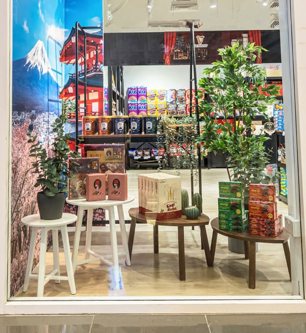 A display set featuring products and artificial plants displayed on KRAGSTA nest of tables in round shape and STOCKHOLM nest of tables in grainy leaf shape.