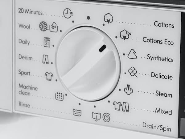 A focus picture of the setting's dial of a TVÄTTAD integrated washing machine.