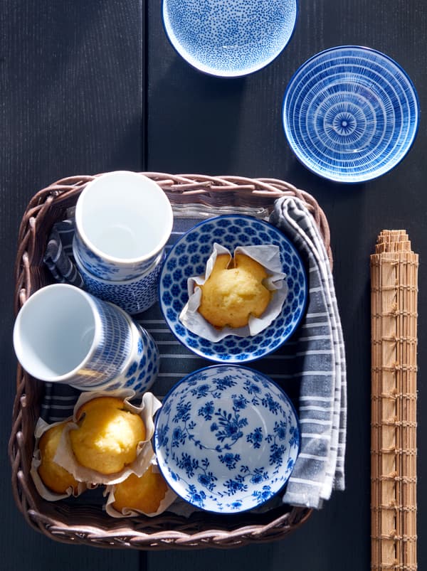 A GABBIG basket lined with a TIMVISARE tea towel and filled with ENTUSIASM mugs and freshly baked muffins.