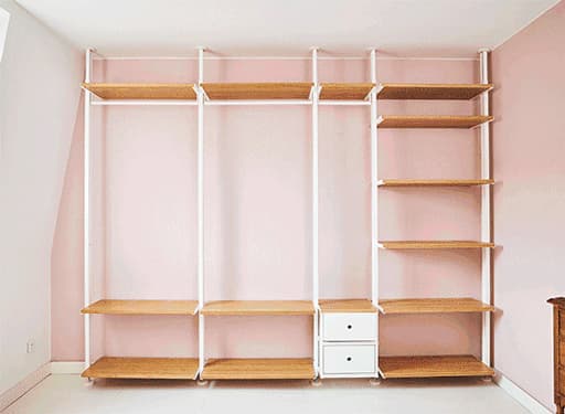 A gif illustrating how Amélie filled her ELVARI custom open wardrobe unit.