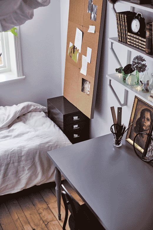 A GIF shows a bulletin board being lowered to create extra workspace together with the desk.