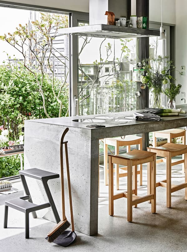  A glass wall with sliding doors brings the garden into the kitchen