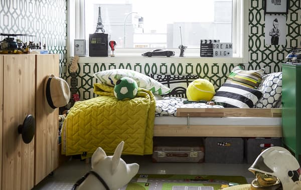 A kids’ bedroom decorated in green and yellow.