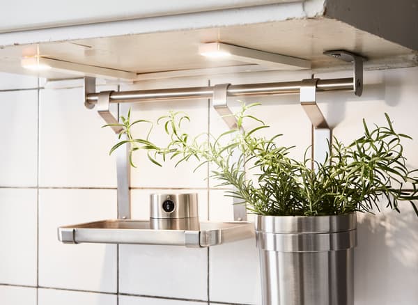 A kitchen is lit up with task lights attached to the countertop. No rewiring needed as the lighting is battery-powered.