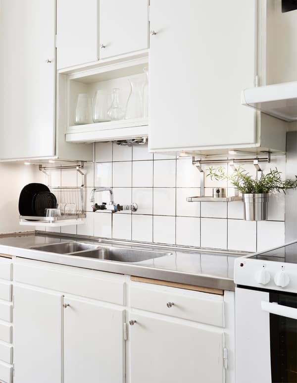 A kitchen is lit up with task lights attached to the countertop. No rewiring needed as the lighting is battery-powered.