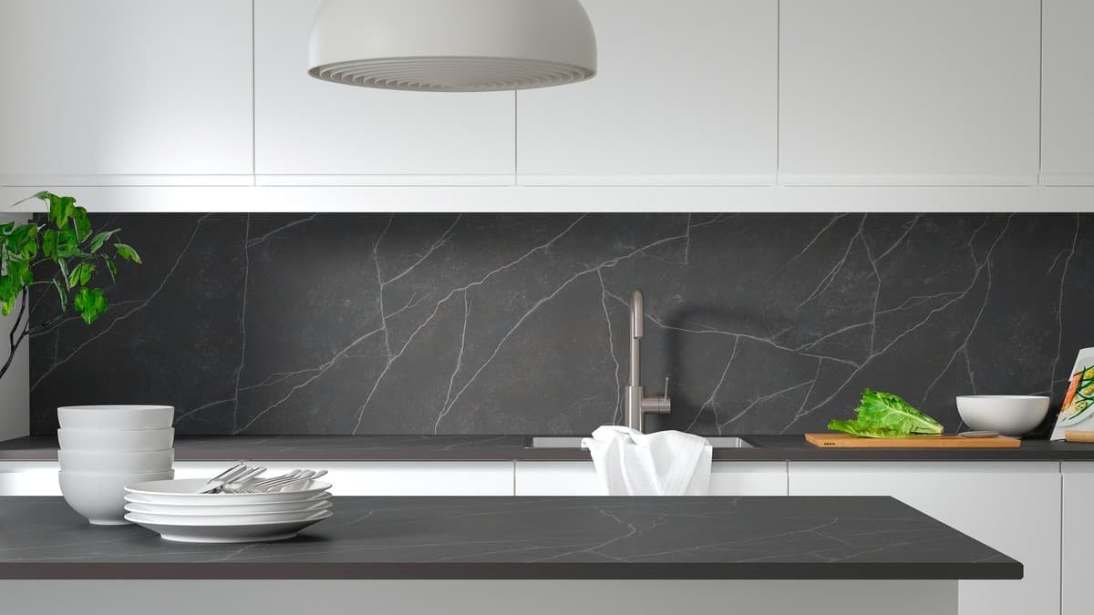A kitchen with a dark MÖCKLARP porcelain benchtop