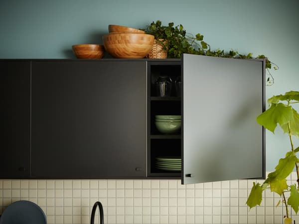 A kitchen with black IKEA KUNGSBACKA kitchen fronts made from recycled wood and recycled plastic PET bottles.