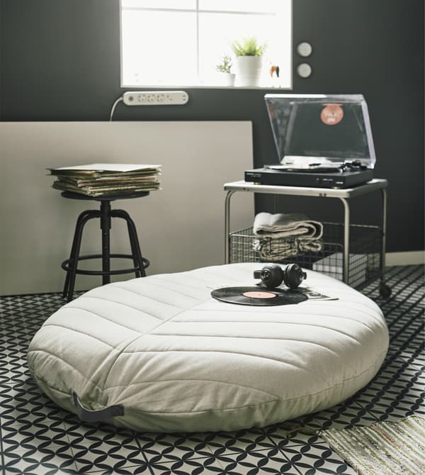A la recherche d’idées gain de place? IKEA propose un vaste choix de produits ingénieux et flexibles. Lorsqu’il n’y a pas de place sur le canapé, décrochez le pouf DIHULT du mur, poussez sur le côté la table basse en acier sur roulettes IKEA LALLERÖD et mettez-vous-en plein les oreilles.