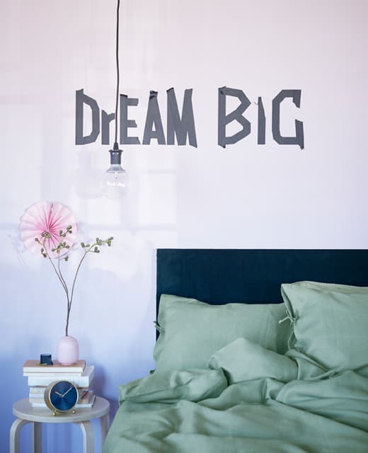 À la recherche d'idées pour décorer votre nouvelle demeure à petit prix? Ici, nous avons utilisé du ruban adhésif noir pour inscrire une phrase inspirante au mur. Chez IKEA, nous proposons un vaste choix de rubans adhésifs comme le GIVANDE noir. Décorer à l’aide de ruban washi est très accessible!