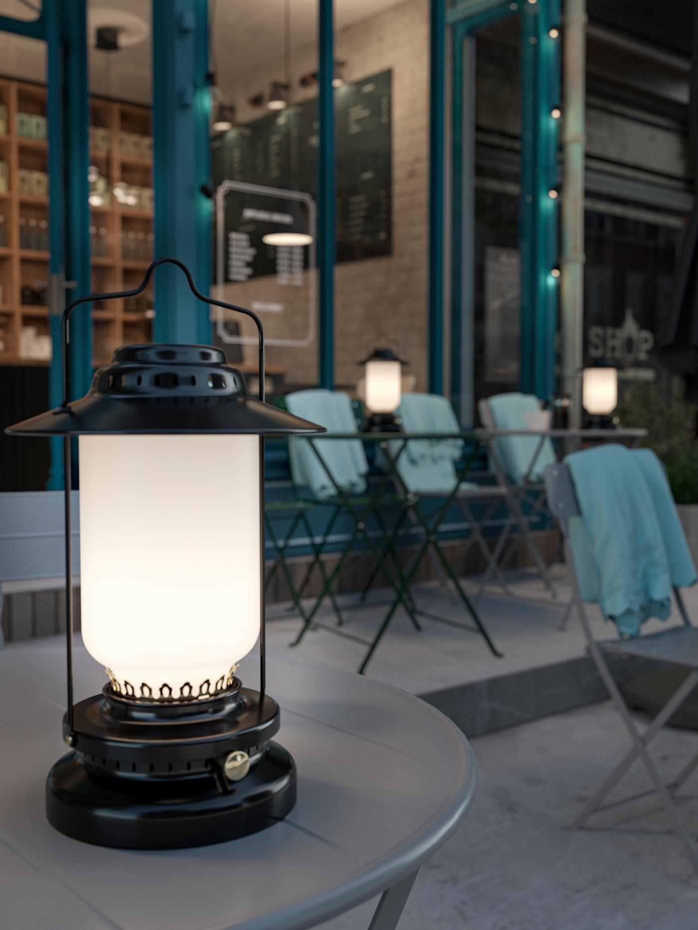 À l’extérieur d’un café, lampes de table à LED STORHAGA sur des tables SUNDSÖ grises ; plaids THORGUN bleu clair sur le dossier des chaises.