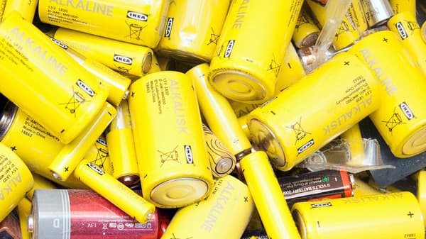 A mix of different yellow batteris.