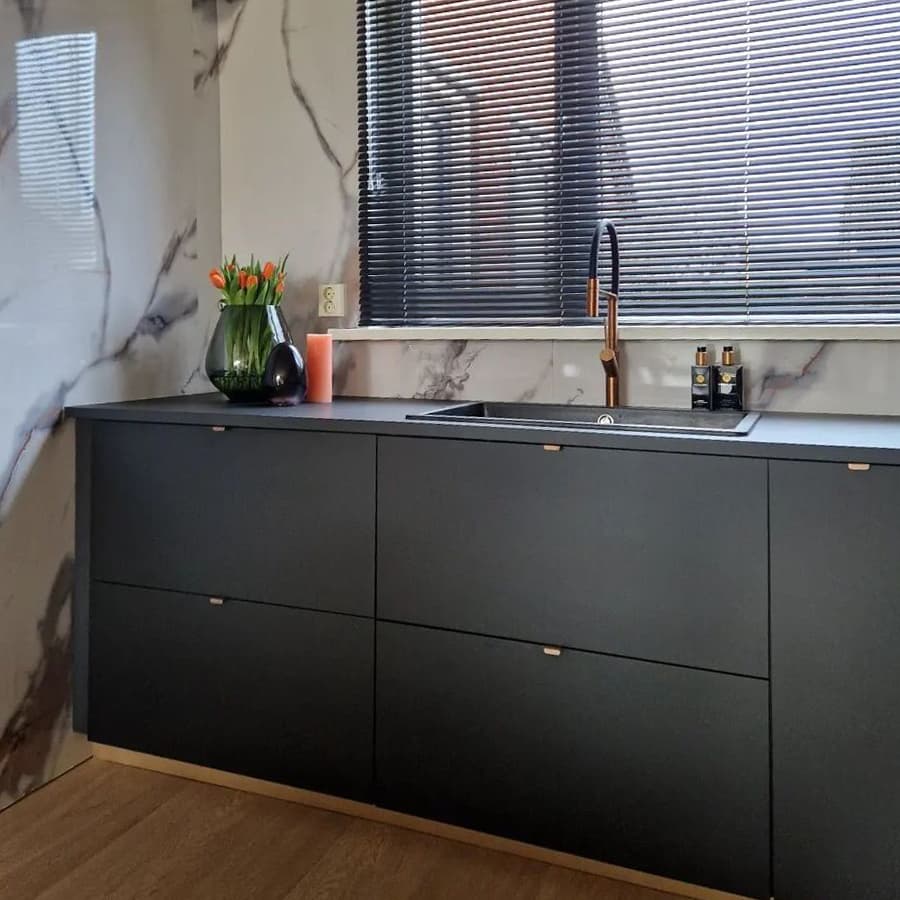 A modern, timeless METOD kitchen with NICKEBO fronts