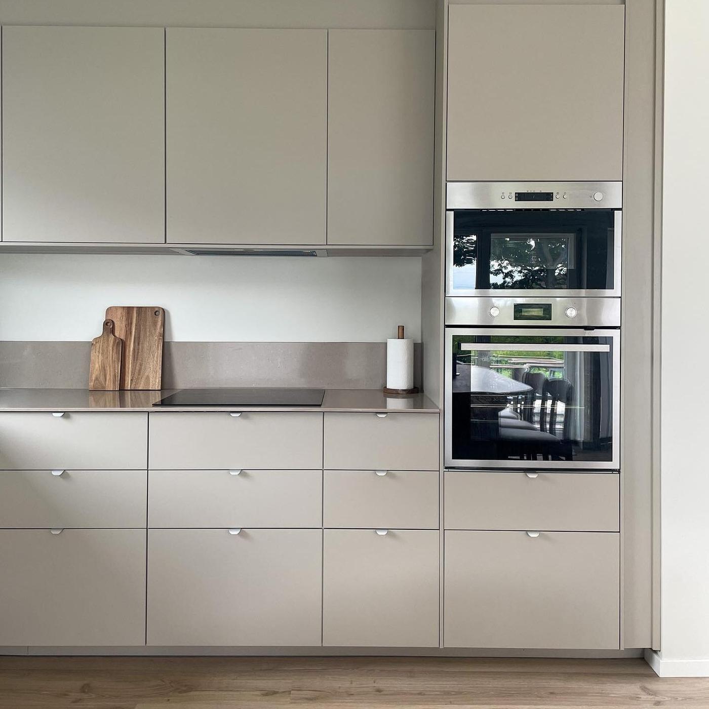 A modern, warm METOD kitchen with HAVSTORP fronts