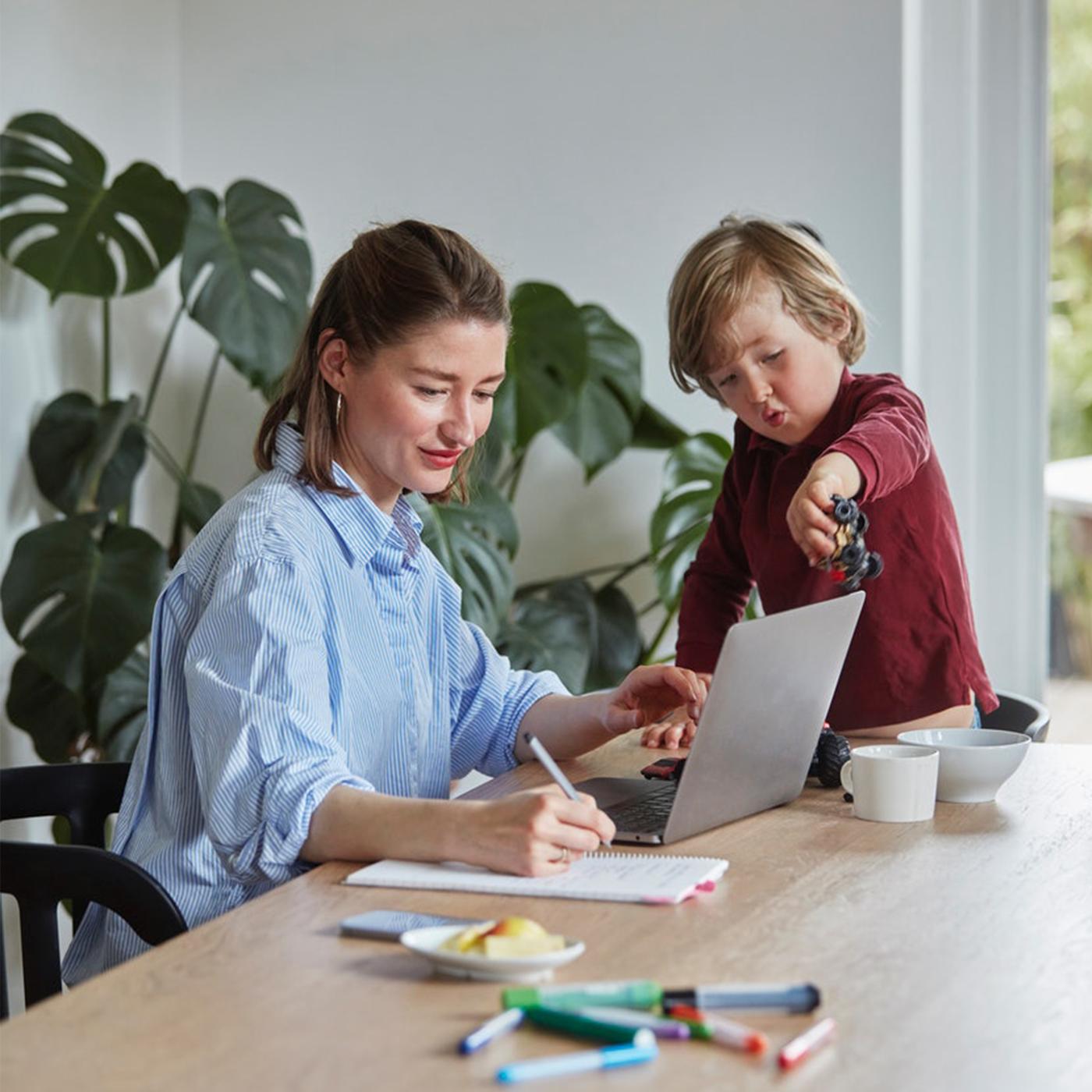 A mother designs her own BESTÅ in our handy BESTÅ planner while her little son plays with a toy car.