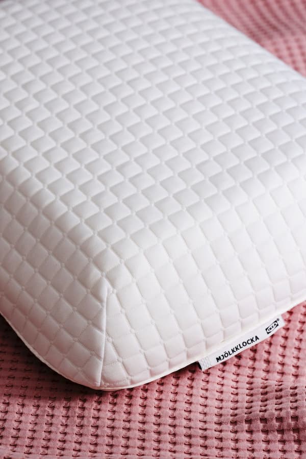 A picture showing a pillow with emory foam inside.