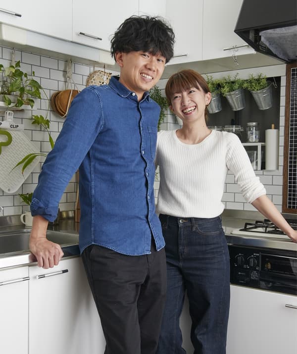 A portrait of Hiromi and Shunsuke’s in their kitchen.