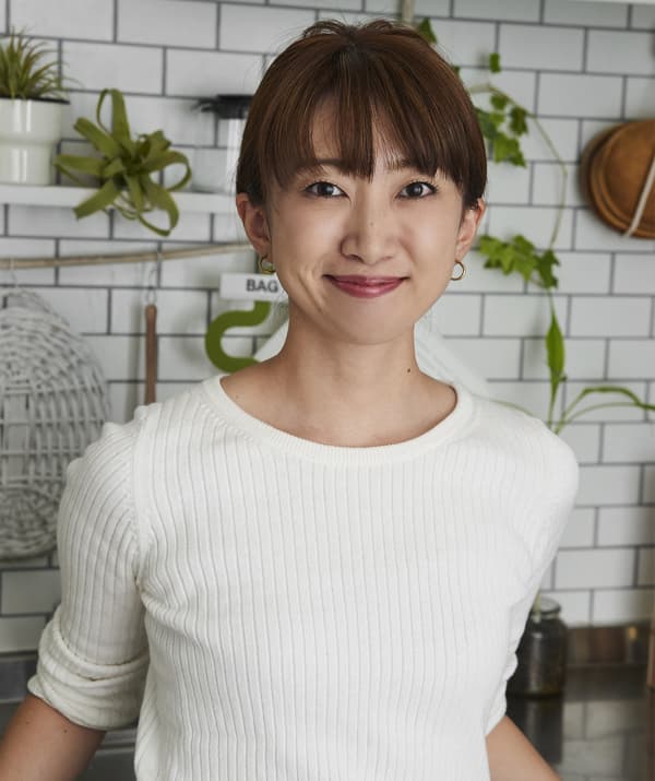 A portrait of Hiromi in her kitchen.