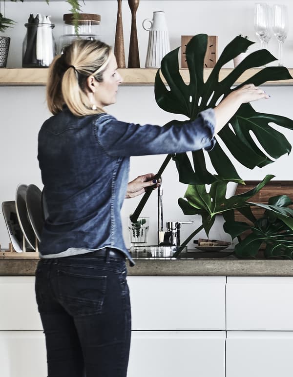A portrait of Jules in her kitchen.