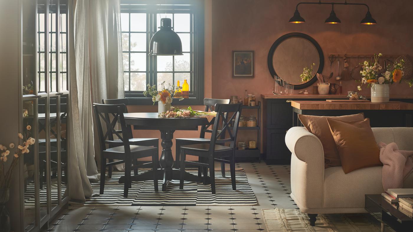 A rustic dining space with pink-coloured walls, an INGATORP extendable table and four INGOLF chairs.