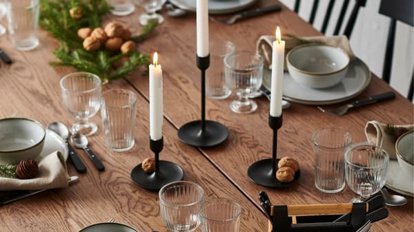 A rustic wedding table setting