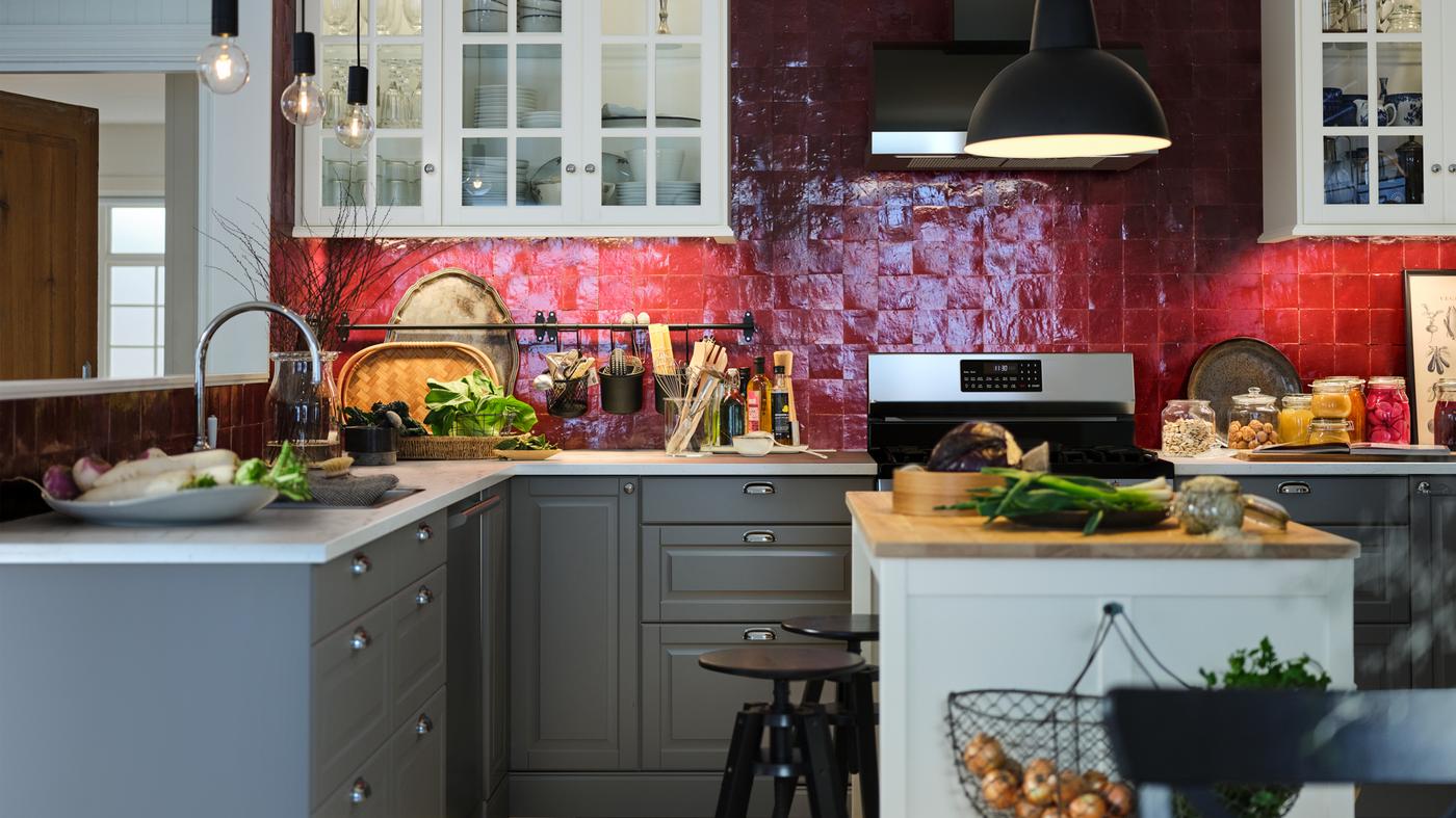 A SEKTION/MAXIMERA kitchen with an EKBACKEN worktop and two birch BEKVÄM kitchen trolleys creating a kitchen island.