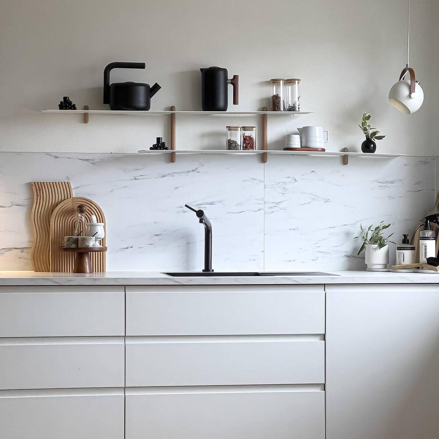 A sharp and modern METOD kitchen with VOXTORP fronts