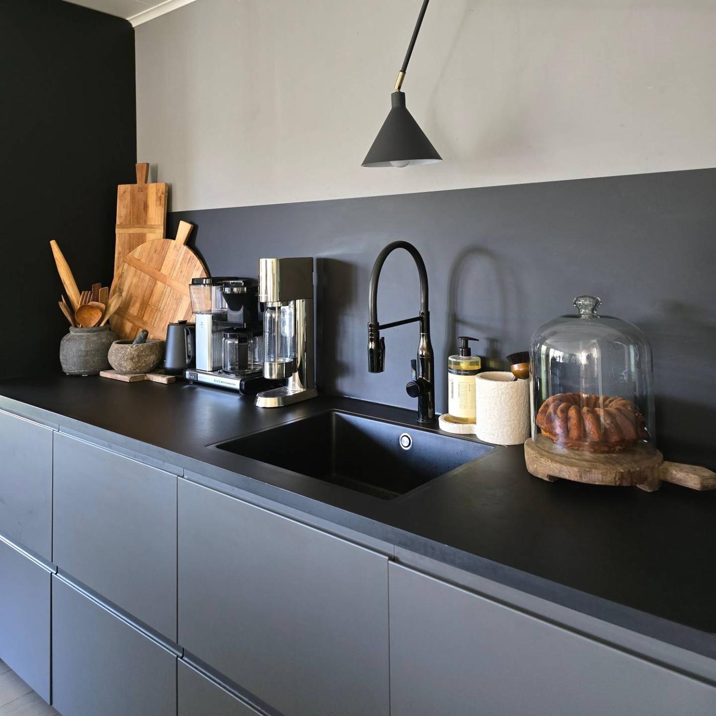 A sharp and modern METOD kitchen with VOXTORP fronts