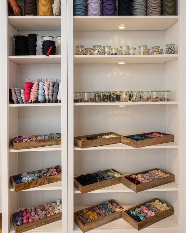 A showcase with many different yarn spools for the presentation of goods.