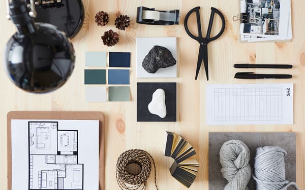 A table covered with inspiring colors and materials, that a home design expert uses for planning.