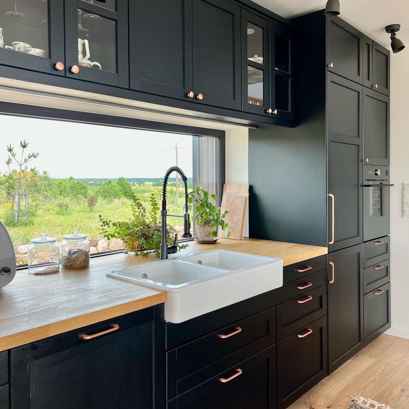 A warm and welcoming METOD kitchen with LERHYTTAN fronts