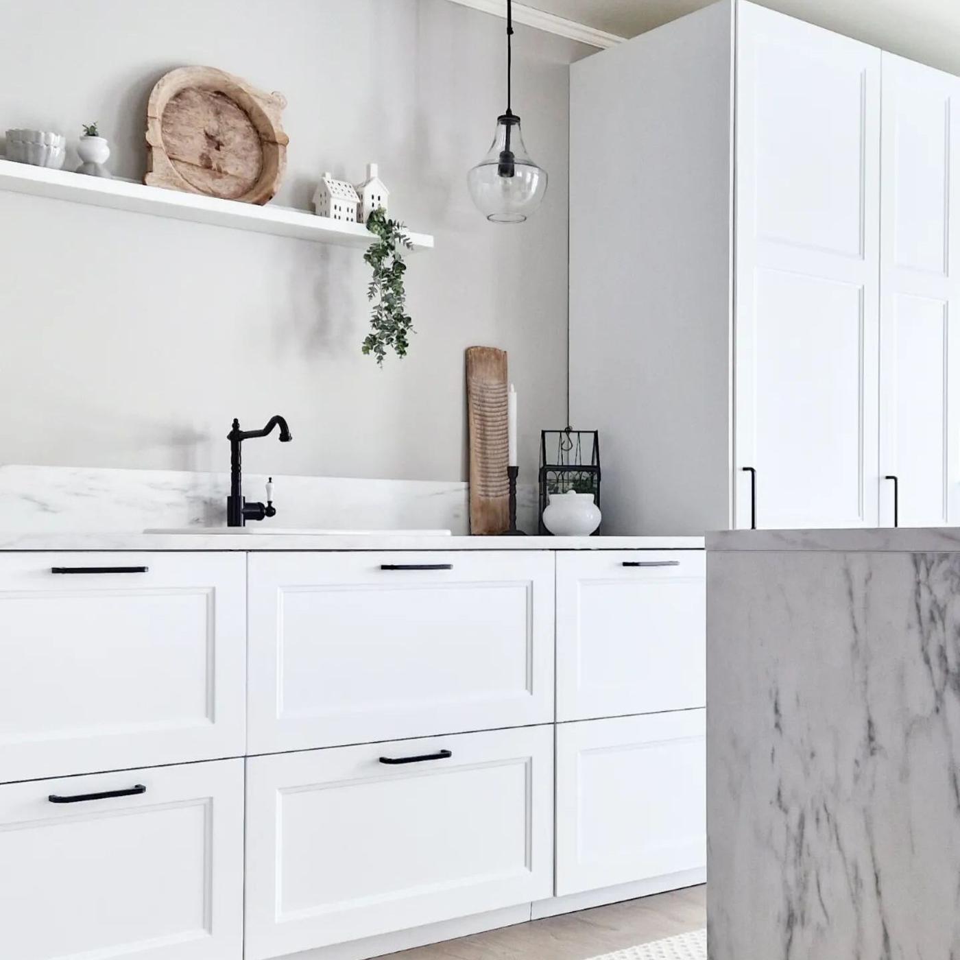 A welcoming METOD kitchen with AXSTAD fronts