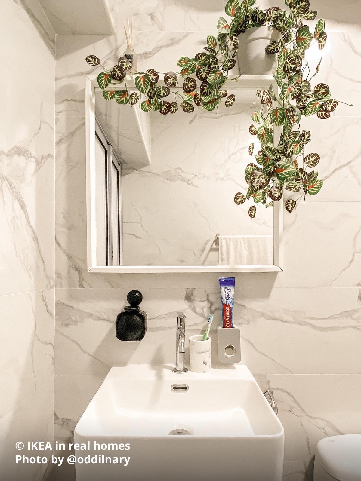 A white NISSEDAL mirror above a white ORRSJÖN semi-recessed wash-basin. Photo by instagrammer @oddilnary from IKEA in real homes ©