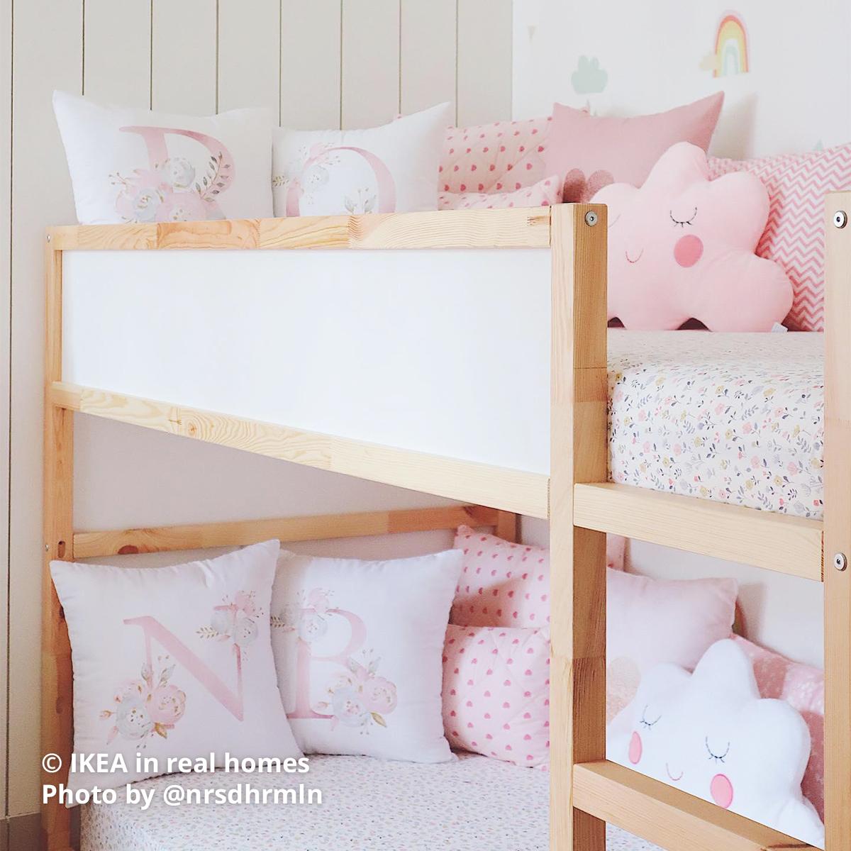 A white/pine KURA reversible bed with floral patterned white bedlinen and with light pink cushions. Photo by instagrammer @nrsdhrmln for IKEA in real homes ©