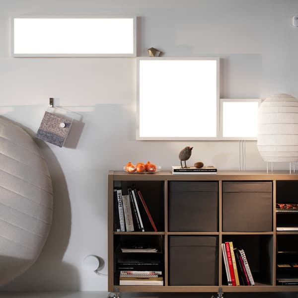 Accroche sur ton mur des panneaux LED intelligents pour une ambiance chaleureuse. Essaie les panneaux LED blancs IKEA FLOALT!
