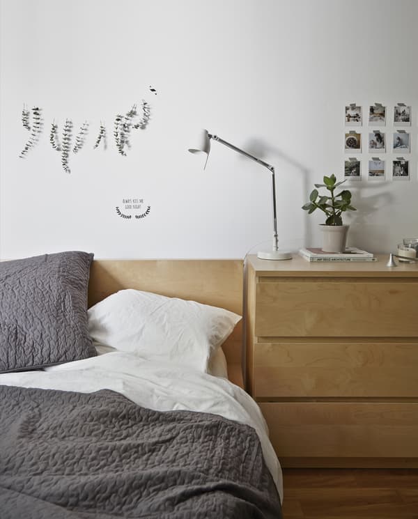Accrochez de l'eucalyptus apaisant au-dessus du lit.