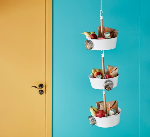 Accrochez les goûters à proximité de la porte d'entrée, pour des routines scolaires efficaces.
