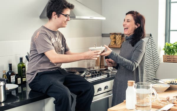 Ado et sa mère en train de manger des pâtes